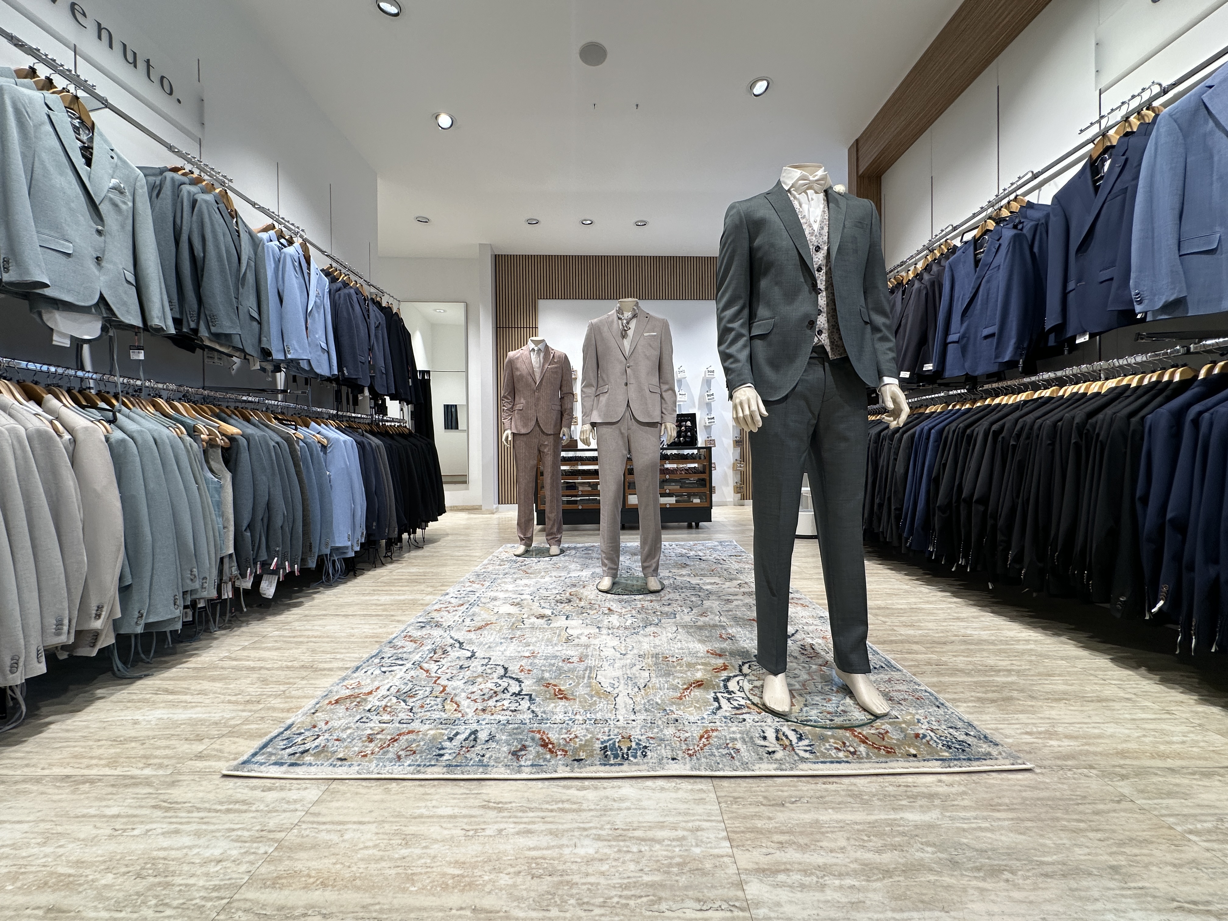 Sie wollen heiraten, sind als Gast auf einer Hochzeit eingeladen oder brauchen mal wieder einen schönen neuen Anzug? – Dann sind Sie bei uns genau an der richtigen Adresse!